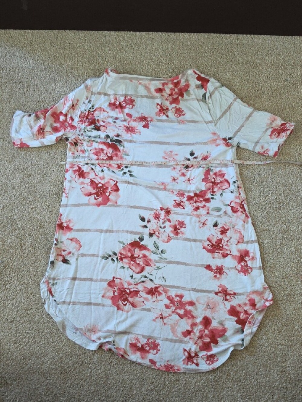 Scoop-Neck Floral Tunic Top in Coral Pink and White - Picture 2 of 3